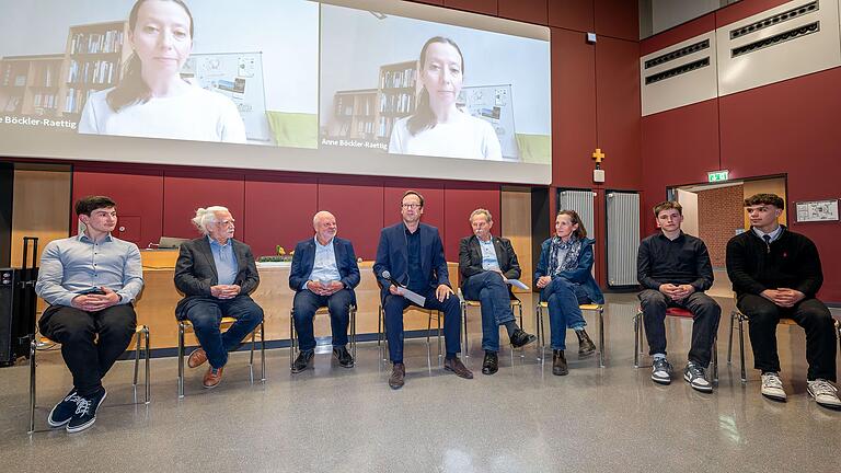 An der Debatte nahmen teil:&nbsp;Jim-Lukas Münch (von links) von der Bayerischen Landesanstalt für Weinbau und Gartenbau, Dr. Klaus Mantery vom Verein Institut für Biodiversitätsinformation, Hans-Josef Fell, Lehrer Oliver Kunkel, MdL Paul Knoblach, Edith Sachse, Marc Jannis Fischer und Leon Bernhardt. Auf der Leinwand Dr. Anne Böckler-Raettig.