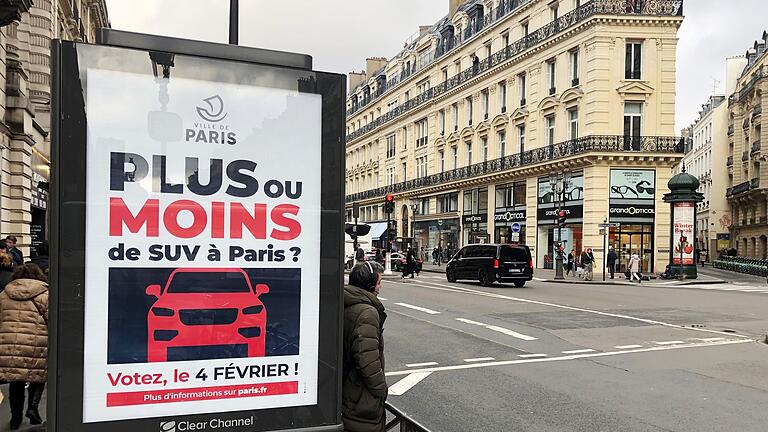 Paris verteuert Parken für schwere Autos - Dreimal mehr für SUV - Bei einer Bürgerbefragung mit einer geringen Beteiligung sprach sich eine Mehrheit für höhere Parkgebühren für schwere Autos aus (Archivbild). Paris verteuert Parken für schwere Autos - Dreimal mehr für SUV - Bei einer Bürgerbefragung mit einer geringen Beteiligung sprach sich eine Mehrheit für höhere Parkgebühren für schwere Autos aus (Archivbild).