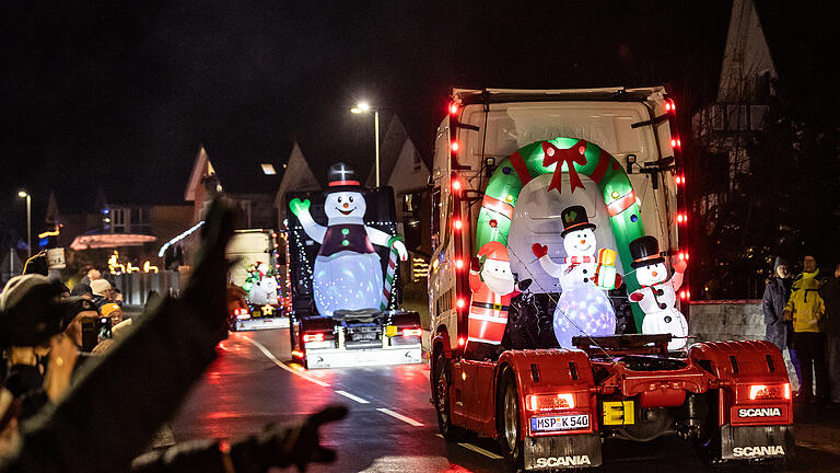 Rund 120 geschmückte Weihnachtstrucks fahren am Samstag (21.12.23) durch den Landkreis Main-Spessart, hier durch Birkenfeld.