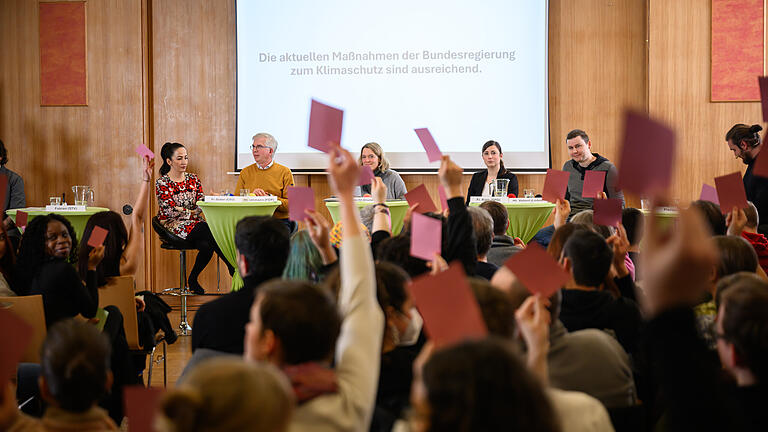 Bezahlkarte, Wehrpflicht, Waffenlieferungen? Was sagen Würzburger Bundestagskandidaten zu den Themen?       -  Die Kandidierenden zur Bundestagswahl Hülya Düber (CSU) (v. l.), Andrew Ullmann (FDP), Jessica Hecht (Die Grünen), Katharina Räth (SPD) und Aaron Valent (Die Linke) nehmen am Montag (13.01.25) an der Podiumsdiskussion der Uni und der THWS im CVJM-Haus in Würzburg teil. In einem interaktiven Format hat das Publikum die Möglichkeit, die Positionen der Würzburger Kandierenden zu zahlreichen Themen, wie Sozialpolitik, Bezahlkarte, Wehrpflicht, Studiengebühren, Klimaschutz und Waffenlieferungen nach Nahost, kennenzulernen. Es nehmen alle Direktkandidierenden der im Bundestag vertretenen Parteien außer AfD teil.