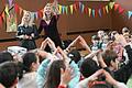 Mit dem Kreuzberglied begrüßten die Kinder der Schweinfurter Friedrich-Rückert-Grundschule Kultusministerin Anna Stolz (rechts). Neben ihr Schulleiterin Sabrina Neckov.&nbsp;