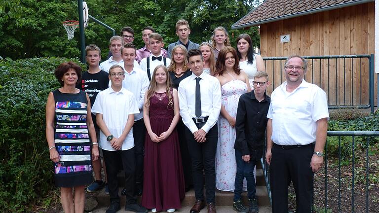 Abschlussschüler der Saaletal-Schule mit Sonderschul-Konrektorin Ingrid Weingärtner und Klassenlehrer Peter Gernert. Foto: Yvonne Prechtl - Abschlussschüler der Saaletal-Schule mit Sonderschul-Konrektorin Ingrid Weingärtner und Klassenlehrer Peter Gernert. Foto: Yvonne Prechtl Abschlussschüler der Saaletal-Schule mit Sonderschul-Konrektorin Ingrid Weingärtner und Klassenlehrer Peter Gernert. Foto: Yvonne Prechtl - Abschlussschüler der Saaletal-Schule mit Sonderschul-Konrektorin Ingrid Weingärtner und Klassenlehrer Peter Gernert. Foto: Yvonne Prechtl