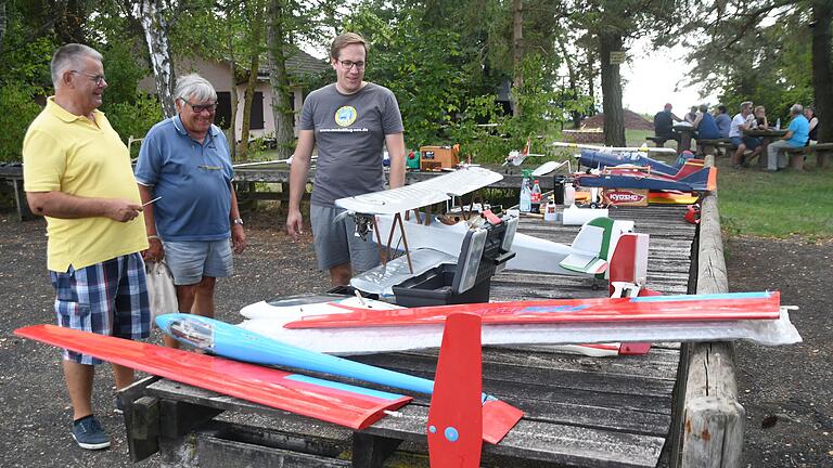 Auch Modellflugsport ist in der Gemeinschaft am schönsten. Der IMS Aktionstag begeisterte auf dem Altenberg und es gab jede Menge Zeit für kleine Fachgespräche unter den Modellflug-Freunden. Auch Modellflugsport ist in der Gemeinschaft am schönsten. Der IMS Aktionstag begeisterte auf dem Altenberg und es gab jede Menge Zeit für kleine Fachgespräche unter den Modellflug-Freunden.