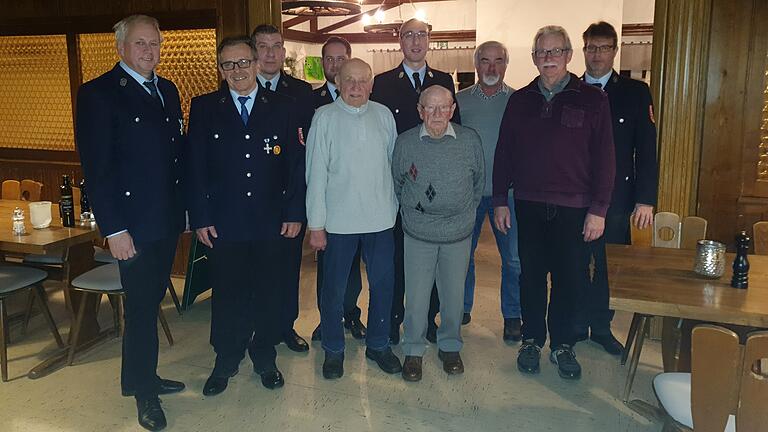 Ehrung für langjährige Mitglieder der Feuerwehr Euerbach (vorne von links): Vorsitzender Arthur Arnold, Gerald Zirkel (40 Jahre), Karl Härter (70), Theo Weigand (70), Werner Bieber (50). Hinten (von links): Schriftführer Jörg Winter (25), Kommandant Andreas Schraut, stellv. Kommandant Marcus Englert, Horst Dünisch (50) und Kassier Frank Dünisch