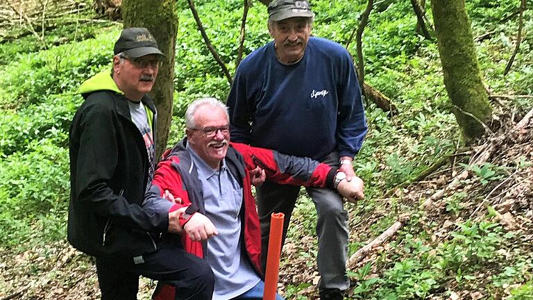 Der Wildfleckener Gemeinderat Walter Rüttiger wurde beim Grenzgang von Paul Gundelach und Christian Breitenbach auf einem Drei-Märker-Grenzstein 'gestaucht'.       -  Der Wildfleckener Gemeinderat Walter Rüttiger wurde beim Grenzgang von Paul Gundelach und Christian Breitenbach auf einem Drei-Märker-Grenzstein 'gestaucht'.