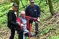 Der Wildfleckener Gemeinderat Walter Rüttiger wurde beim Grenzgang von Paul Gundelach und Christian Breitenbach auf einem Drei-Märker-Grenzstein 'gestaucht'.       -  Der Wildfleckener Gemeinderat Walter Rüttiger wurde beim Grenzgang von Paul Gundelach und Christian Breitenbach auf einem Drei-Märker-Grenzstein 'gestaucht'.