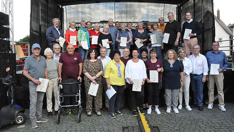 Im Rahmen des 25-jährigen Jubiläums der Nurdemer Laienbühne wurden die Gründungsmitglieder (vorne) ausgezeichnet. Mit auf dem Bild von rechts Reinhard Griebel (Vorsitzender der Nurdemer Laienbühne), Bürgermeister Thomas Fischer, Eva Böhm (stellvertretende Landrätin) und Veronika Klose (Vorsitzende Mundarttheater Franken). Hinten die Vereinsmitglieder, die für 25-jährige Mitgliedschaft ausgezeichnet wurden. Im Rahmen des 25-jährigen Jubiläums der Nurdemer Laienbühne wurden die Gründungsmitglieder (vorne) ausgezeichnet. Mit auf dem Bild von rechts Reinhard Griebel (Vorsitzender der Nurdemer Laienbühne), Bürgermeister Thomas Fischer, Eva Böhm (stellvertretende Landrätin) und Veronika Klose (Vorsitzende Mundarttheater Franken). Hinten die Vereinsmitglieder, die für 25-jährige Mitgliedschaft ausgezeichnet wurden.