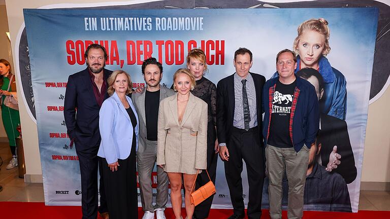 Premiere «Sophia, der Tod und ich» - Johanna Gastdorf (2. v. links) ist die Ehefrau von Jan-Gregor Kremp. Das Foto zeigt sie mit Schauspielerkollegen Charly Hübner, Dimitrij Schaad, Anna Maria Mühe, Lina Beckmann, Marc Hosemann und Thees Uhlmann bei einer Premiere in Berlin. Premiere «Sophia, der Tod und ich» - Johanna Gastdorf (2. v. links) ist die Ehefrau von Jan-Gregor Kremp. Das Foto zeigt sie mit Schauspielerkollegen Charly Hübner, Dimitrij Schaad, Anna Maria Mühe, Lina Beckmann, Marc Hosemann und Thees Uhlmann bei einer Premiere in Berlin.