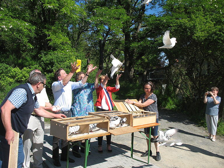 Das Aufsteigen der Friedenstauben zählte zu den Höhepunkten beim Besuch der französischen Partnergemeinde Troarn in Rottendorf. Das Aufsteigen der Friedenstauben zählte zu den Höhepunkten beim Besuch der französischen Partnergemeinde Troarn in Rottendorf.