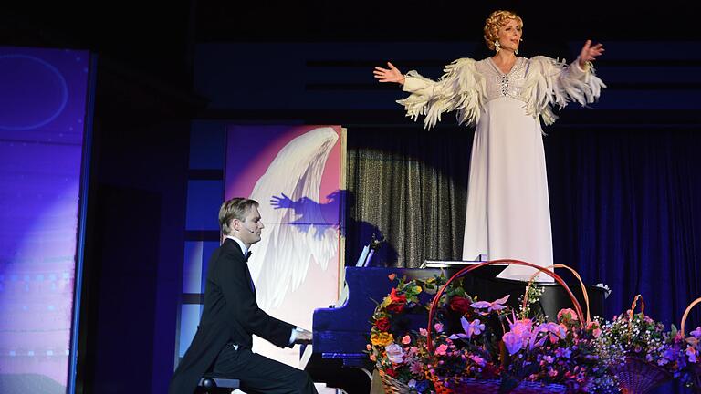 Widerstand zwecklos: Susanne Jansen als Florence Foster Jenkins und Pascal Simon Grote als ihr Begleiter. Widerstand zwecklos: Susanne Jansen als Florence Foster Jenkins und Pascal Simon Grote als ihr Begleiter.