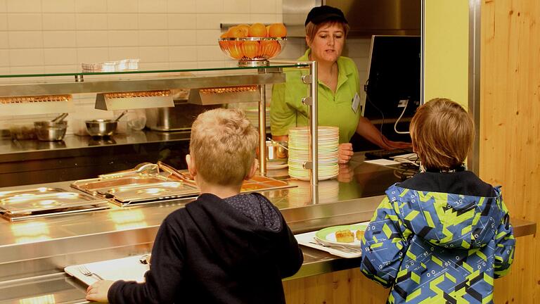 Die AWO Ebern versorgt viele Kindergärten und Schulen mit Mittagessen. Deshalb belasten sie die Preiserhöhungen bei Lebensmitteln, Strom und Sprit ganz besonders. Die AWO Ebern versorgt viele Kindergärten und Schulen mit Mittagessen. Deshalb belasten sie die Preiserhöhungen bei Lebensmitteln, Strom und Sprit ganz besonders.