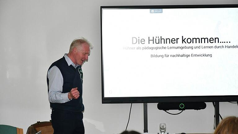 Referent Hermann Fien bei seinem Vortrag zum Thema Hühnerhaltung in der Hessischen Verwaltungsstelle des UNESCO-Biosphärenreservats Rhön in Hilders.