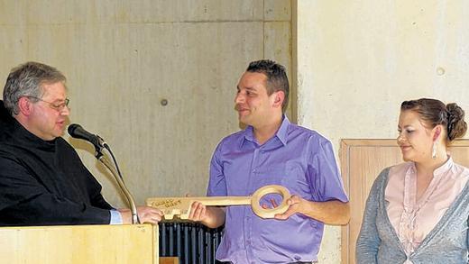 Feierlicher Augenblick: Pater Paul Kusiak übergibt die Schlüsselgewalt an den neuen Pächter Sebastian Merz und dessen Lebensgefährtin Carmen Schulz.