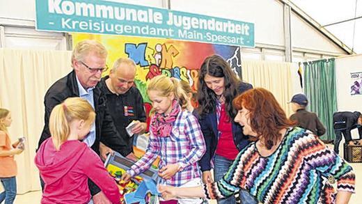 Spielen und Bauen: Kreisjugendpfleger Bernhard Metz (links) lieferte den jungen Leuten die Bausteine für die Aktion „Stadt der Zukunft“. Spielen und Bauen: Kreisjugendpfleger Bernhard Metz (links) lieferte den jungen Leuten die Bausteine für die Aktion „Stadt der Zukunft“.