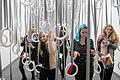 MBW-Schülerinnen bewegen sich durch die Turnringe der Ausstellung &bdquo;The Fact of Matter&ldquo; des Tänzers und Choreografen William Forsythe im Museum für Moderne Kunst in Frankfurt.