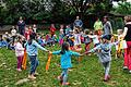 Musikwoche im Kindergarten       -  (baw) In einer musikalischen Aktionswoche vom 9. bis 13. Mai übten, trommelten, sangen, texteten und tanzten 78 Kinder im Kindergarten zur Heiligen Familie. Sogar Karlstadter Liedgut wurde ihnen von &bdquo;Manfred und Jürgen&ldquo; (Goldkuhle und Schobert) nähergebracht. Schon zum vierten Mal beteiligte sich der Kindergarten an der Aktionswoche der Bayerischen  Koordinierungsstelle Musik. Den Kindern wurden vier Workshops angeboten, aus denen sie auswählen konnten. Sie durften eine Rassel basteln, mit Bändern einen Tanz lernen, mit Trommeln ein Lied begleiten und zu Gitarrenklängen singen. Außerdem konnten sie eigene Instrumente mitbringen und vorspielen, unter anderem Querflöte, Gitarre und Blockflöte. Beim Donnerstagstreff im Pfarrsaal zeigten die Kinder dann ihr Können. Überrascht davon, wie viele Kinder ein Instrument beherrschen, möchte Kindergartenleiterin Tina Ehrenfeld ein Vorschulorchester gründen. .