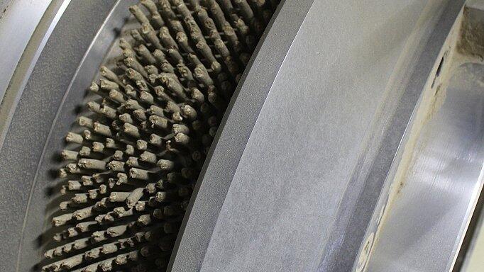 Die Länge der Dinkelspelz-Pellets ist variabel und wird an einer Maschine eingestellt. Die Länge der Dinkelspelz-Pellets ist variabel und wird an einer Maschine eingestellt.