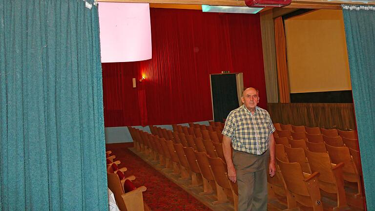 Ab 1953 wurde der Tanz- und Theatersaal zum Kino umgebaut und im folgenden Jahr erstmals eröffnet. Ab 1953 wurde der Tanz- und Theatersaal zum Kino umgebaut und im folgenden Jahr erstmals eröffnet.