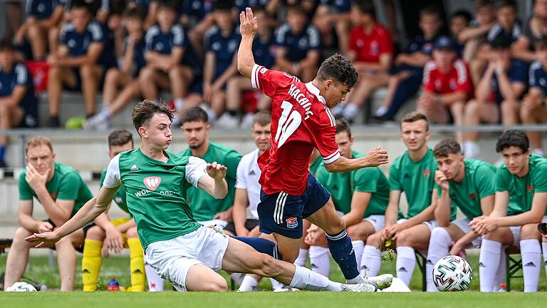 Klasse Tackling des Schweinfurtes Simon Götz, der dem Unterhachinger Sandro Porta zumindest in dieser Szene den Schneid abkauft.