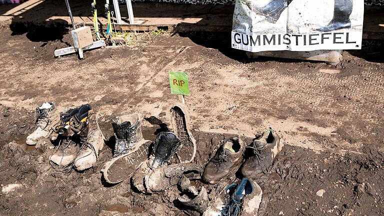 Den Regen haben nicht alle treuen Fussbegleiter überlebt - Rest in muddy Peace.