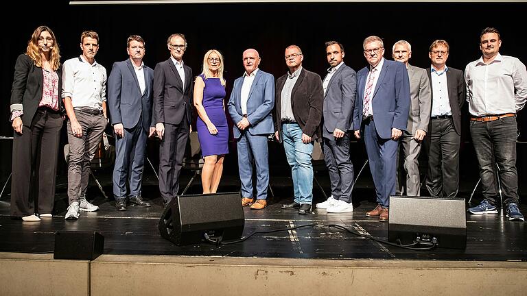 'Zukunft Rhön-Grabfeld' hieß die Podiumsdiskussion, die Redaktionsleiterin Julia Back (links) und Redakteur Michael Endres (rechts) moderierten. Zu Gast waren (ab Zweiter von links) Thomas Höhn (IG Metall Schweinfurt), Sandro Kirchner (CSU, Innenstaatssekretär), Guntram Nöth (CFO Preh), Caroline Trips (Präsidentin IHK), Thomas Habermann (CSU, Landrat), Daniel Rossmann (Betriebsratsvorsitzender Preh), Michael Werner (Bürgermeister Bad Neustadt, FW), Volkmar Halbleib (SPD, Landtagsabgeordneter) Peter Deml (Werkleiter Siemens Bad Neustadt), Martin Büchs (Geschäftsführer Jopp). 'Zukunft Rhön-Grabfeld' hieß die Podiumsdiskussion, die Redaktionsleiterin Julia Back (links) und Redakteur Michael Endres (rechts) moderierten. Zu Gast waren (ab Zweiter von links) Thomas Höhn (IG Metall Schweinfurt), Sandro Kirchner (CSU, Innenstaatssekretär), Guntram Nöth (CFO Preh), Caroline Trips (Präsidentin IHK), Thomas Habermann (CSU, Landrat), Daniel Rossmann (Betriebsratsvorsitzender Preh), Michael Werner (Bürgermeister Bad Neustadt, FW), Volkmar Halbleib (SPD, Landtagsabgeordneter) Peter Deml (Werkleiter Siemens Bad Neustadt), Martin Büchs (Geschäftsführer Jopp).