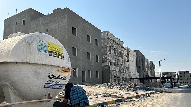 Heißes Wetter in Kuwait       -  Bauarbeiten laufen illegal teils auch tagsüber.