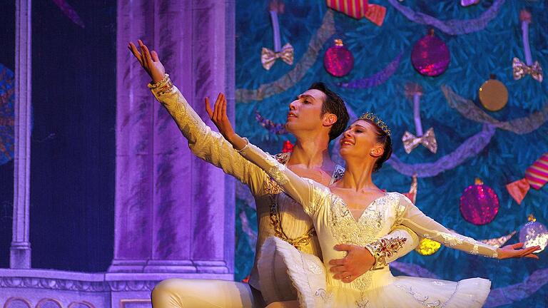 Clara und Prinz (Roberta Maresca und Pasquale Caseli) vom Italian National Ballett in der Nussknacker. Das Ballett bezaubert am zweiten Weihnachtsfeiertag das Publikum in Bad Kissingen. - Clara und Prinz (Roberta Maresca und Pasquale Caseli) vom Italian National Ballett in der Nussknacker. Das Ballett bezaubert am zweiten Weihnachtsfeiertag das Publikum in Bad Kissingen. Clara und Prinz (Roberta Maresca und Pasquale Caseli) vom Italian National Ballett in der Nussknacker. Das Ballett bezaubert am zweiten Weihnachtsfeiertag das Publikum in Bad Kissingen. - Clara und Prinz (Roberta Maresca und Pasquale Caseli) vom Italian National Ballett in der Nussknacker. Das Ballett bezaubert am zweiten Weihnachtsfeiertag das Publikum in Bad Kissingen.