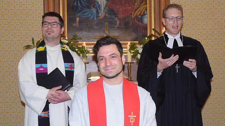 Jugenddiakon Ralf Romankiewicz (links) und Dekan Max von Egidy (rechts) hießen Diakon Patrick Herderich willkommen.