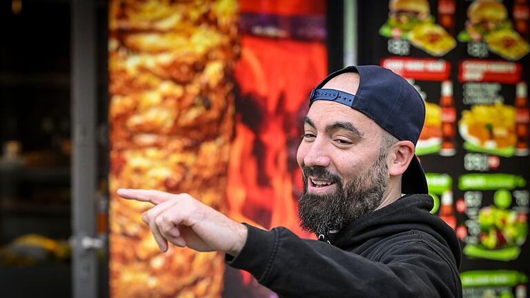 Berliner testet alle U-Bahn-Döner       -  Der Berliner Youtuber Can F. Kennedy testet alle Dönerläden an U-Bahnhöfen.