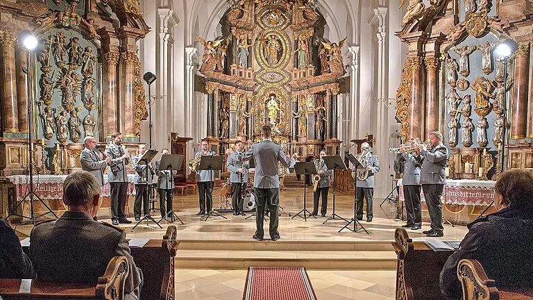 Insgesamt 15 Militärmusiker waren vor Ort und ernteten „Standing Ovations“ für ihre Darbietungen. Das Publikum klatschte, wippte und sang mit.&#160;&#160;       -  Insgesamt 15 Militärmusiker waren vor Ort und ernteten „Standing Ovations“ für ihre Darbietungen. Das Publikum klatschte, wippte und sang mit.&#160;&#160;