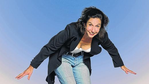 &bdquo;Schwindelfrei&ldquo; in der Disharmonie       -  (kab)    Am Freitag, 17. Oktober, ist Heidi Friedrich ab 19.30 Uhr mit ihrem Programm &bdquo;Schwindelfrei&ldquo; auf der Bühne der Disharmonie. Die Komödiantin verspricht zwei Stunden Unterhaltung. Kühlschränke, die Verfallsdaten per SMS aufs Handy schicken. Sägespäne statt Erdbeeren im Joghurt. Politiker, die ihre Worte von heute gestern selbst nicht geglaubt hätten. Für Heidi Friedrich wird manche Bühnenhöhe zu einer Herausforderung. Wenn die Fränkin mit rheinischem Migrationshintergrund ein paar Schweigeminuten einlegt, dann nur, um mit temperamentvollen Tanzeinlagen über die Bühne zu wirbeln.