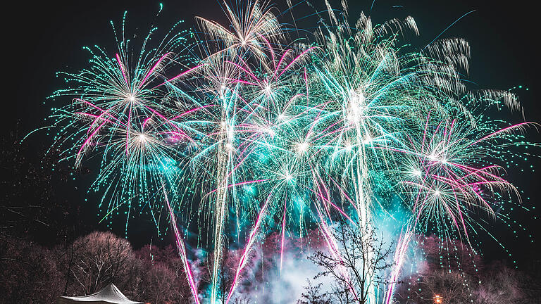 Bereits zum vierten Mal präsentierte die Gerolzhöfer Firma Pyrotechnix vor großem Publikum auf dem Großparkplatz an der Berliner Straße die neuesten Feuerwerkskörper für Silvester. Höhepunkt war das Musikfeuerwerk (Foto) samt nicht minder effektvoller Zugabe.