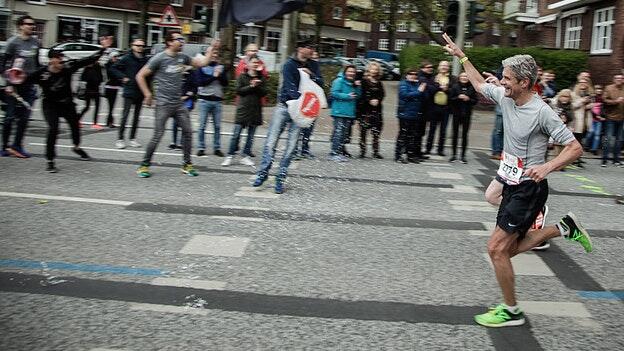 Wer, wie hier Martin Grüning, beim Hamburg-Marathon im April an den Start geht, kommt um das Wintertraining nicht herum.