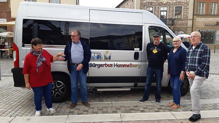 Der Bürgerbusverein Hammelburg hat einen Vorstand. Dickes Lob gab es zum Abschied für Beate Schilling (links), ihr Nachfolger ist Andreas Elässer (rechts daneben). Im Amt bestätigt wurden bei der Jahresversammlung Schriftführer Hans-Georg Binder, zweite Vorsitzende Angelika Beichel und Schriftführer Wolfgang Althoff.