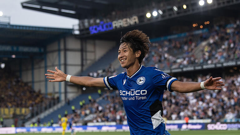 Arminia Bielefeld - Eintracht Braunschweig.jpeg       -  Masaya Okugawa jubelt noch im Trikot von Arminia Bielefeld. Der Wechsel zum FC Augsburg ist fast abgeschlossen.