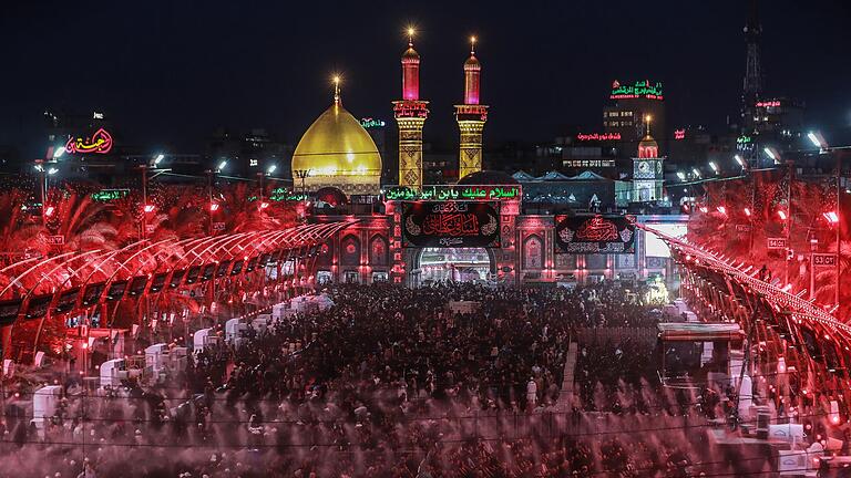 Kerbela im Irak       -  Jährlich strömen Millionen Pilger für das Trauerfest Arbain in den Irak. (Symbolbild)