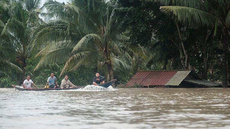 Tropensturm &bdquo;Trami&rdquo; - Philippinen       -  Das Wasser stand vielerorts bis zu den Dächern.