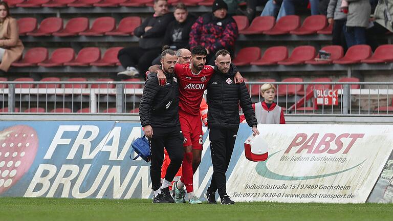 Abwehrspieler Ebrahim Farahnak wird wegen eines Bruchs im Fuß den Kickers in den nächsten Wochen fehlen. Abwehrspieler Ebrahim Farahnak wird wegen eines Bruchs im Fuß den Kickers in den nächsten Wochen fehlen.