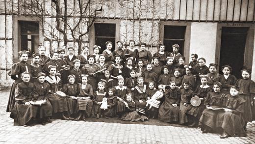 Einheitskleidung: Schülerinnen der Höheren Töchterschule wurden um 1908 vor dem angegliederten Internatsgebäude St. Josef in der einheitlichen Internatskleidung abgelichtet.