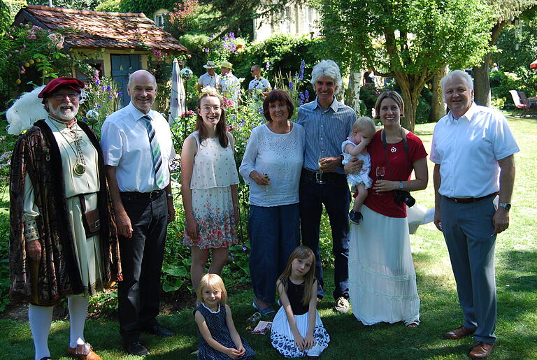 Eröffnung zum Tag der offenen Gartentür in Frickenhausen mit Markgraf Babenberg Peter Güttler, Landrat Eberhard Nuß, Weinprinzessin Lisa, den Gartenbesitzern Anita Rau und Ulrich Seifert, Gartenfachberaterin des Landkreises Jessica Tokarek mit Veronika, Bürgermeister Reiner Laudenbach sowie Viktoria und Anastasia Tokarek.