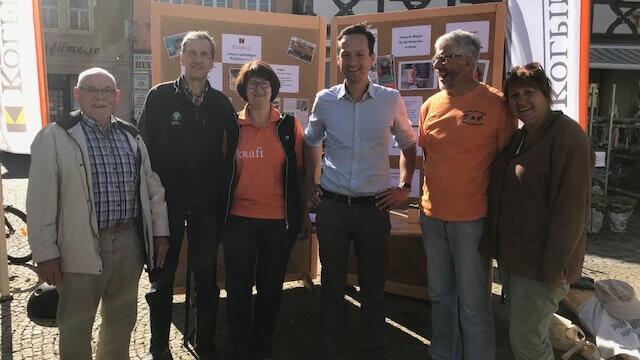 Kolpingmitglieder mit dem Landrat von Schweinfurt, Florian Töpper (Vierter von links) beim Markt der Nachhaltigkeit.