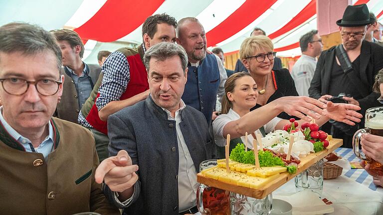 Oberbürgermeister Christian Schuchardt, Ministerpräsident Markus Söder und Prominente aus Politik und Gesellschaft eröffneten am Samstag, 18. März 2023, mit dem traditionellen Bieranstich das Frühjahrsvolksfest auf der Talavera in Würzburg.