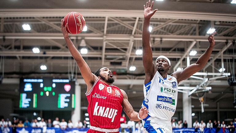 Otis Livingston (am Ball) war auch beim Pokalspiel in Karlsruhe mit 21 Punkten einmal mehr Würzburgs Treffsicherster. Im Achtelfinale erwarten die Baskets nun den deutschen Meister ratiopharm Ulm. Otis Livingston (am Ball) war auch beim Pokalspiel in Karlsruhe mit 21 Punkten einmal mehr Würzburgs Treffsicherster. Im Achtelfinale erwarten die Baskets nun den deutschen Meister ratiopharm Ulm.