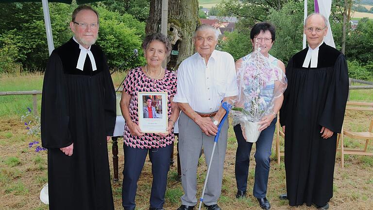 Das Foto zeigt Pfarrer i.R. Ulrich Rauh, Elisabeth und Georg Beck, Annemarie Mauer und Pfarrer Hans Gernert vor der Kaisereiche in Füttersee.