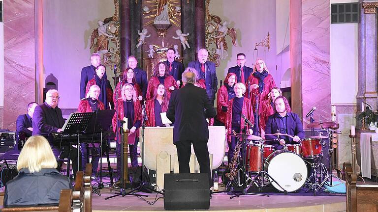 Praising People, der Chor und die Band der Kirchengemeinde Eyrichshof/Fischbach, begeisterten am Samstagabend mit einem Kirchenkonzert in der Pfarrkirche in Knetzgau.