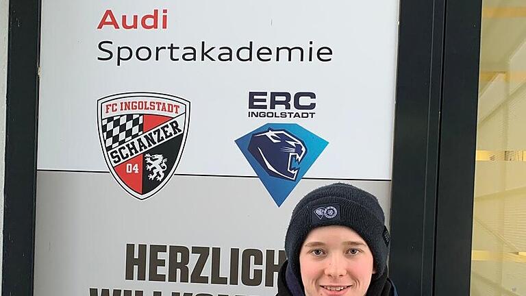 Marlon Henning spielt Eishockey für den ERC Ingolstadt       -  Unser Bild zeigt Marlon Henning vor der Audi Sportakademie in Ingolstadt, in der der 15-Jährige aus Schwärzelbach untergebracht ist.