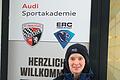 Marlon Henning spielt Eishockey für den ERC Ingolstadt       -  Unser Bild zeigt Marlon Henning vor der Audi Sportakademie in Ingolstadt, in der der 15-Jährige aus Schwärzelbach untergebracht ist.