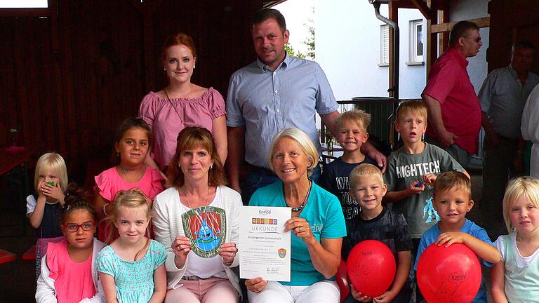 Im Bücholder Kindergarten &quot;Sonnenstrahl&quot; werden die Kneippschen Ansätze mit Begeisterung gelebt. Beim Sommerfest erhielt die Einrichtung nun das offizielle Zertifikat des Kneipp-Bundes von Dorothea Schaal (sitzend rechts). Mit den Kindern freuten sich Kindergartenleitung Michaela Gutmann (sitzend links) sowie die Auszubildende Vanessa Vetter (stehend links) und der Vorsitzende des Trägervereins Patrick Wendel.