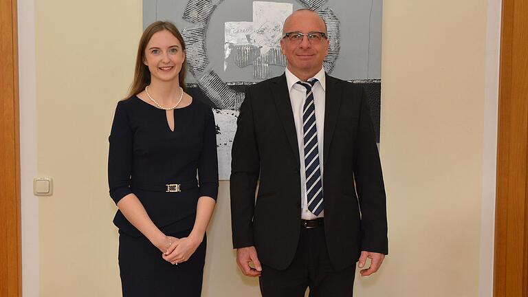 Lara Winkler ist seit 1. Oktober neue Richterin am Amtsgericht in Bad Neustadt. Amtsgerichtsleiter Joachim Hein hieß sie willkommen. Lara Winkler ist seit 1. Oktober neue Richterin am Amtsgericht in Bad Neustadt. Amtsgerichtsleiter Joachim Hein hieß sie willkommen.