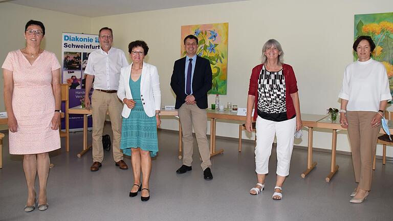Beim Besuch der Integrationsbeauftragten der Bayerischen Staatsregierung, MdL Gudrun Brendel-Fischer im Mehrgenerationenhaus (MGH) Schwebheim waren unter anderem dabei (von links): Maria-Antonette Graber, Leitende Regierungsdirektorin, Jochen Keßler-Rosa, Vorstand Diakonisches Werk Schweinfurt, Gudrun Brendel-Fischer, Schwebheims Bürgermeister Volker Karb, Monika Fischer, Koordinatorin MGH und stellvertretende Landrätin Christine Bender.